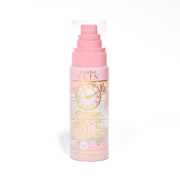 Een roze fles P. Louise Ready Set Slay Long Lasting Setting Spray op een witte achtergrond