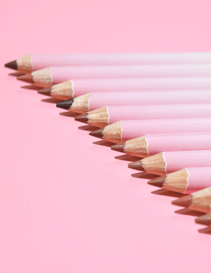 Een afbeelding van de P.Louise Ultimate Definition Sharpenable Lip Liners in een schuine rij met de linertips
