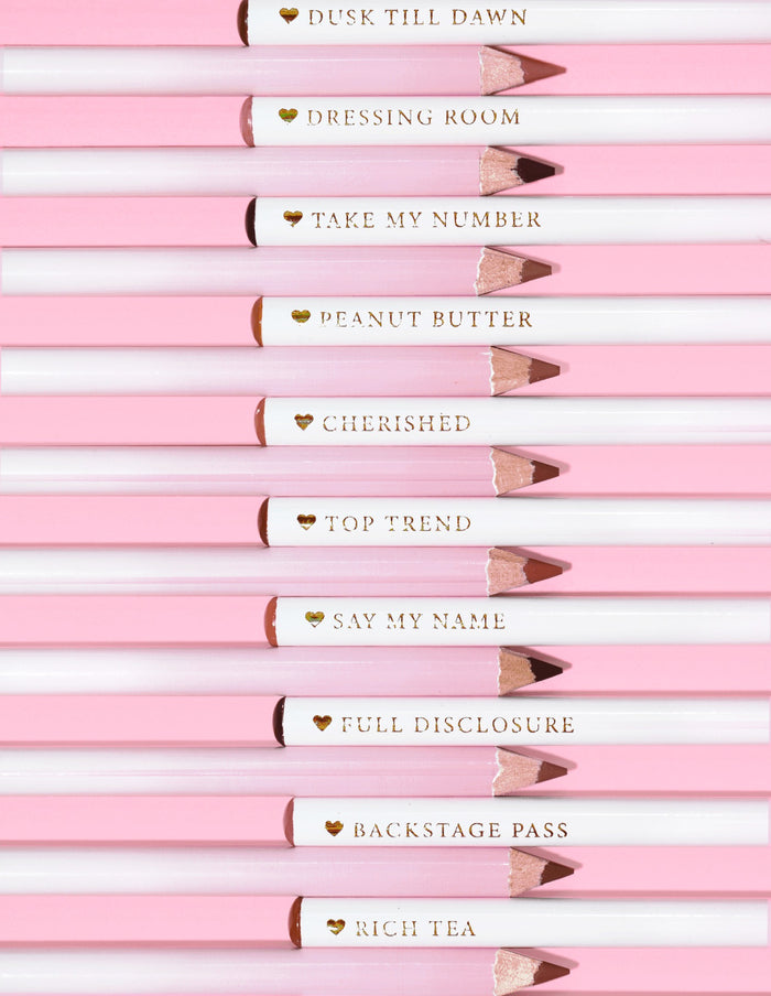Een afbeelding van de P.Louise Ultimate Definition Sharpenable Lip Liners op een rij met de onderkant en de naam van elke tint op het potlood