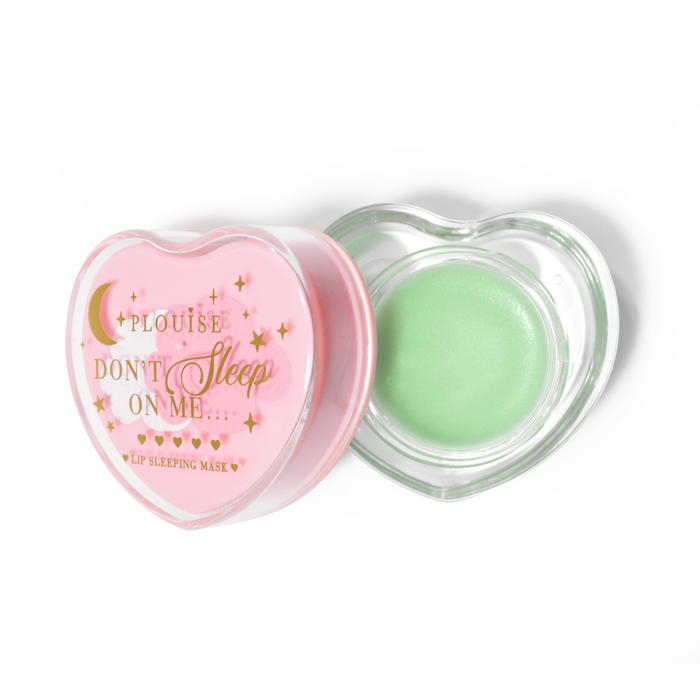 Roze hartvormig lipslaapmasker met het deksel eraf op een witte achtergrond