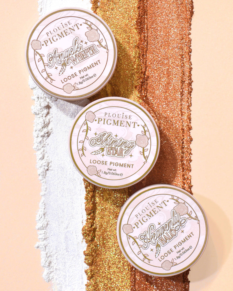 Drie containers met P.Louise Stardust Secrets Loose Glitter Eyeshadow Pigments tegen rijen glitter uit elk potje