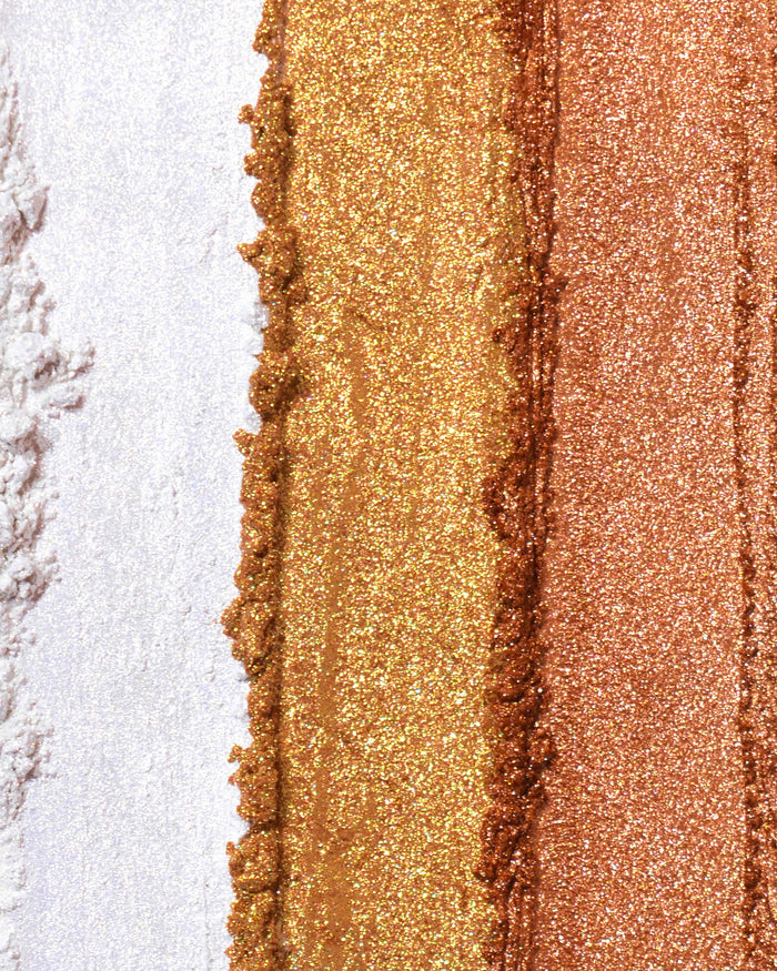 Close-up van swatches van de P.Louise Secret Stardust losse glitter oogschaduwpigmenten
