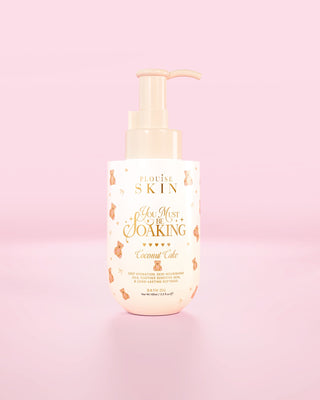 Flesje P.Louise You Must Be Soaking badolie in kokoscake tegen een roze achtergrond