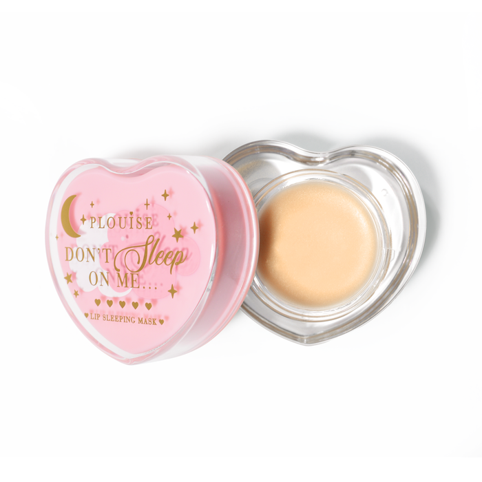 Roze hartvormig lipslaapmasker met het deksel eraf op een witte achtergrond