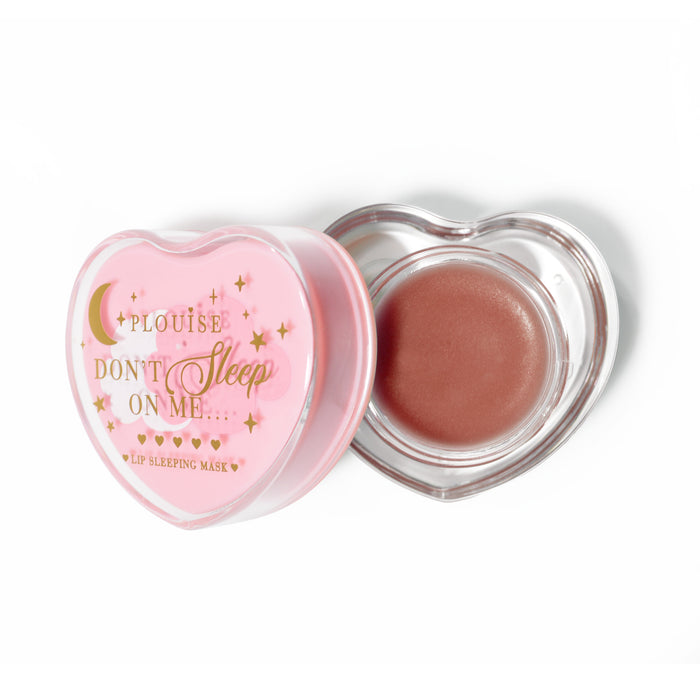 Roze hartvormig lipslaapmasker in fudgeur op een witte achtergrond