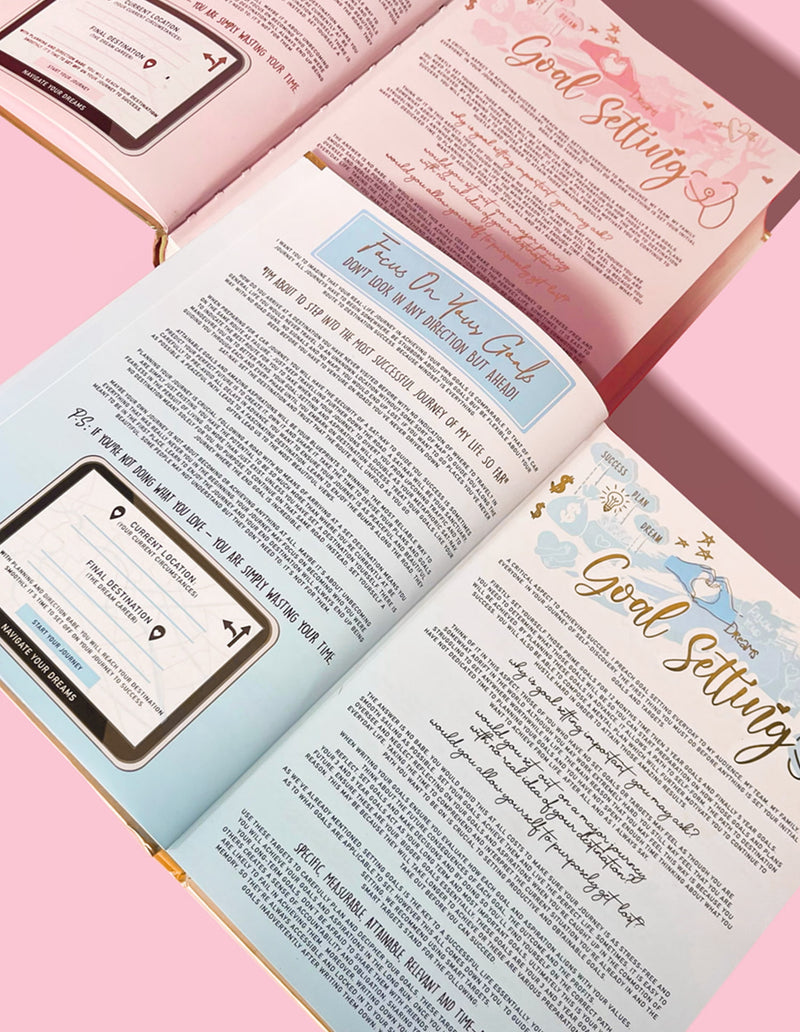 Een inspirerend dagboek met meerdere zichtbare pagina's, met secties over het stellen van doelen en andere ontwikkelingsonderwerpen, met een roze achtergrond.