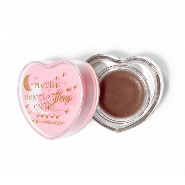 Roze hartvormig lipslaapmasker met het deksel eraf op een witte achtergrond